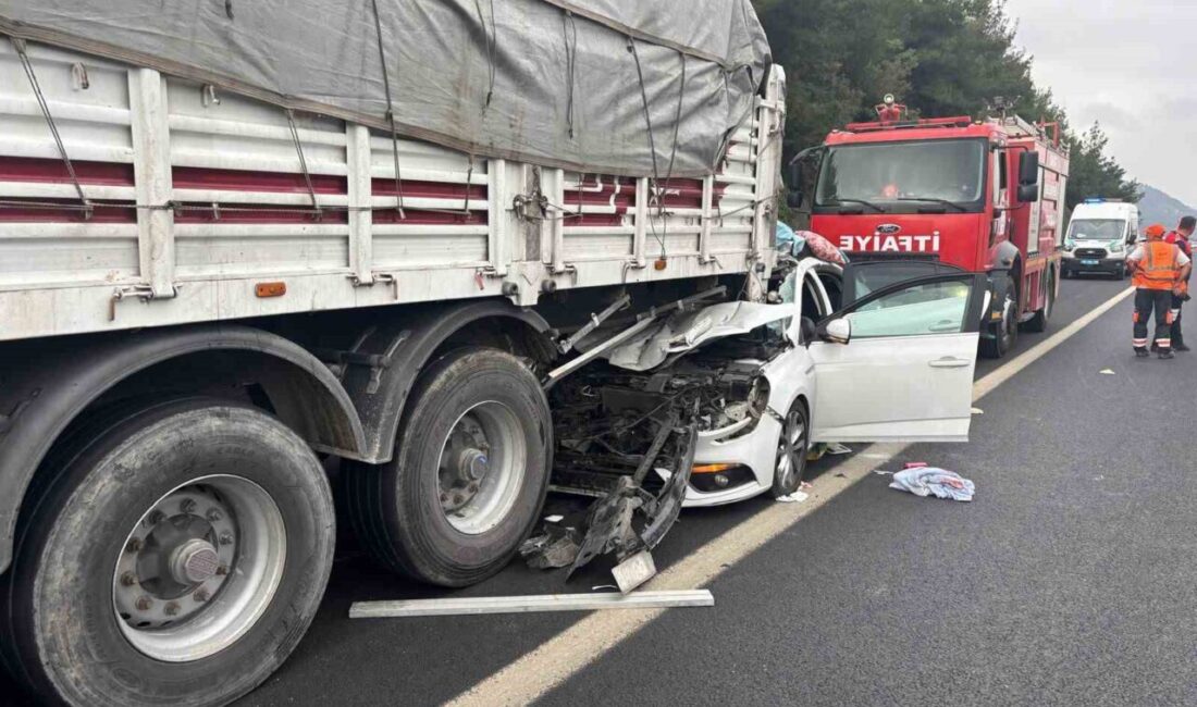 Osmaniye’nin Bahçe ilçesinde meydana gelen trafik kazasında otomobilin tıra arkadan
