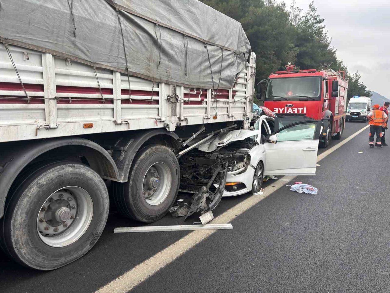 Osmaniye’nin Bahçe ilçesinde meydana gelen trafik kazasında otomobilin tıra arkadan