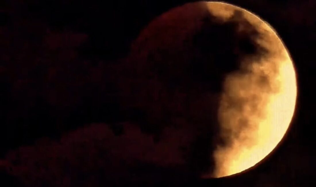 Tüm dünyada gökyüzü meraklılarının heyecanla takip ettiği “Kanlı Ay” tutulması,