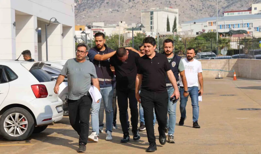 Adana’nın Kozan ilçesinde bir oto galeriyi kurşunlayan iki şüpheli, emniyetteki