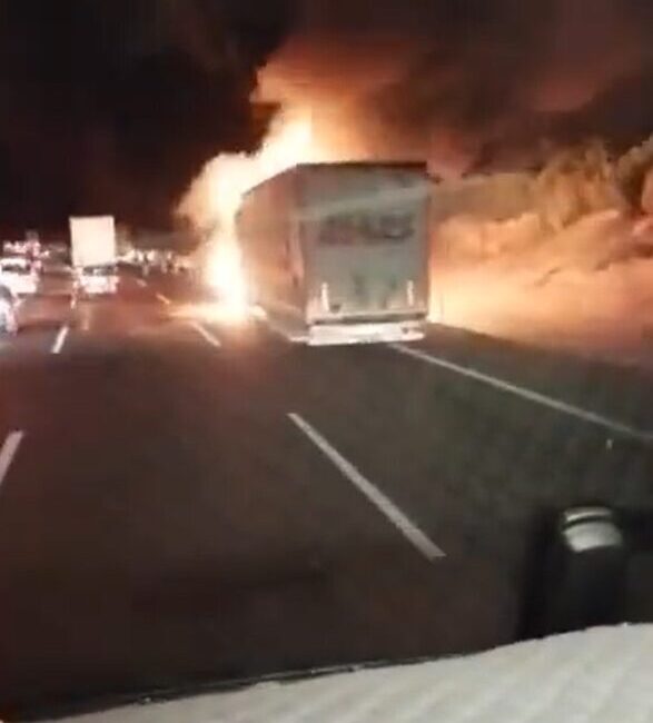 Yalova’nın Altınova ilçesinde otobanda seyreden tır alevlere teslim oldu. Yangında