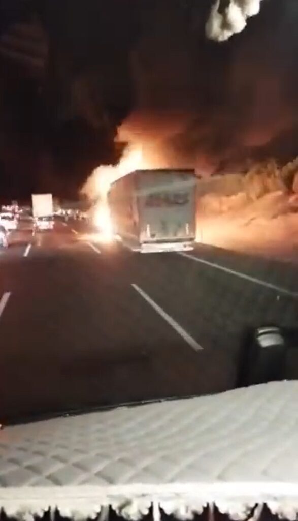 Yalova’nın Altınova ilçesinde otobanda seyreden tır alevlere teslim oldu. Yangında