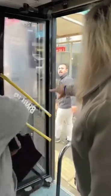 Bursa’da bir otobüs sürücüsünün yoğun trafikte ilerlerken durak dışı başka