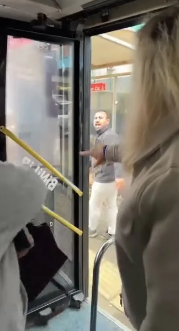 Bursa’da bir otobüs sürücüsünün yoğun trafikte ilerlerken durak dışı başka