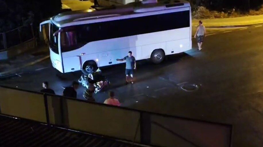 Manavgat’ta meydana gelen kazada otobüsle çarpışan elektrikli bisikletin sürücüsü yaralandı.