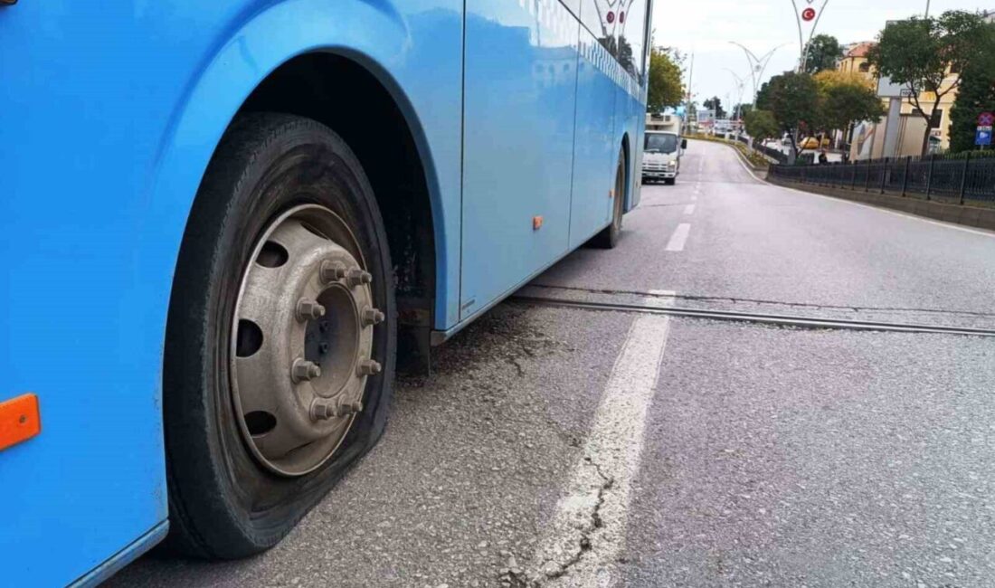 Samsun’da seyir halindeki halk otobüsünün lastiği bomba gibi patladı. Sürücünün
