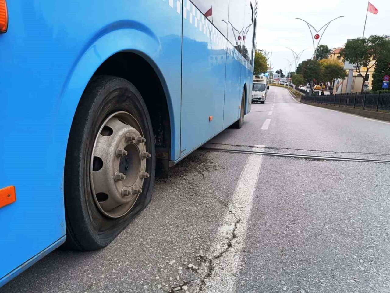 Samsun’da seyir halindeki halk otobüsünün lastiği bomba gibi patladı. Sürücünün