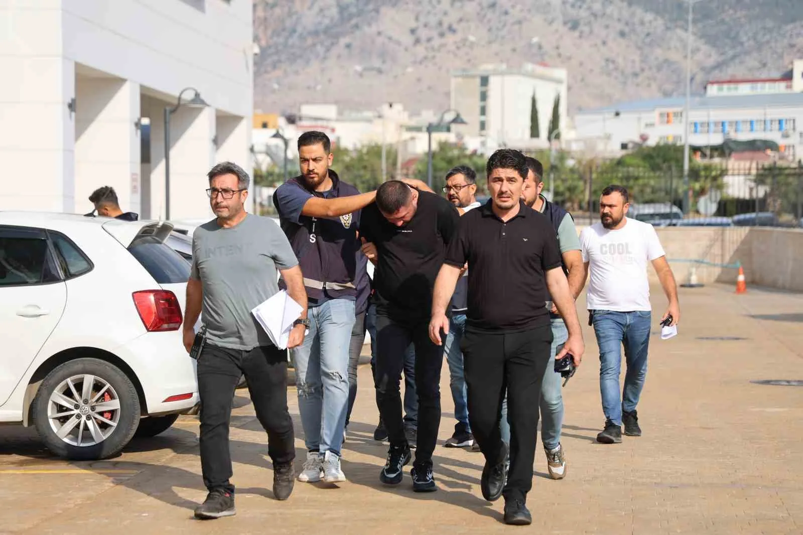 Adana’nın Kozan ilçesinde otomatik silahla galeriyi kurşunlayan 2 şüpheli, çıkarıldıkları