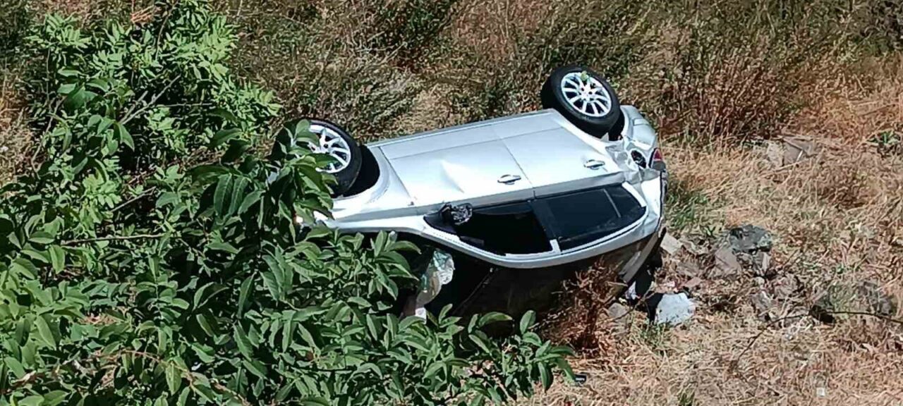 Bitlis’te otomobilin kontrolden çıkarak duvardan düşmesi sonucu biri ağır 2