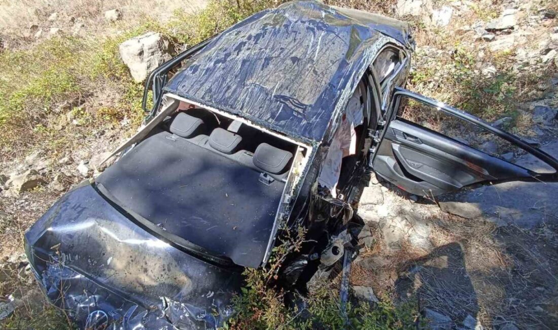 Tokat’ta meydana gelen trafik kazasında bir otomobil uçurumdan yuvarlandı, Hurdaya