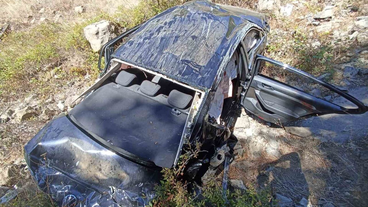 Tokat’ta meydana gelen trafik kazasında bir otomobil uçurumdan yuvarlandı, Hurdaya