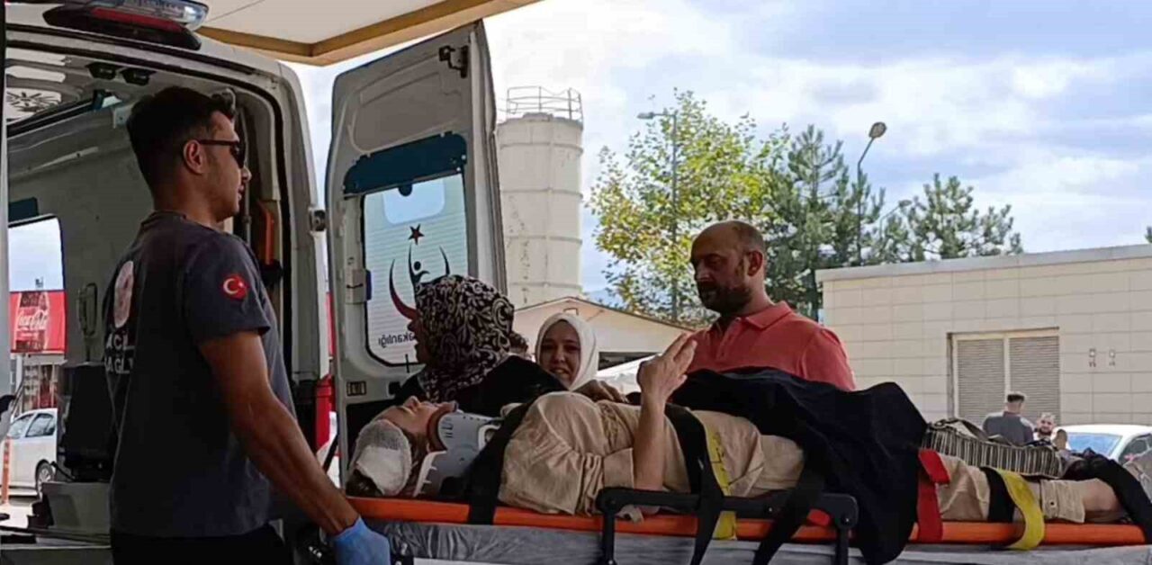 Bursa’nın İnegöl ilçesinde otomobil ile çarpışan motosikletteki karı koca yaralandı.