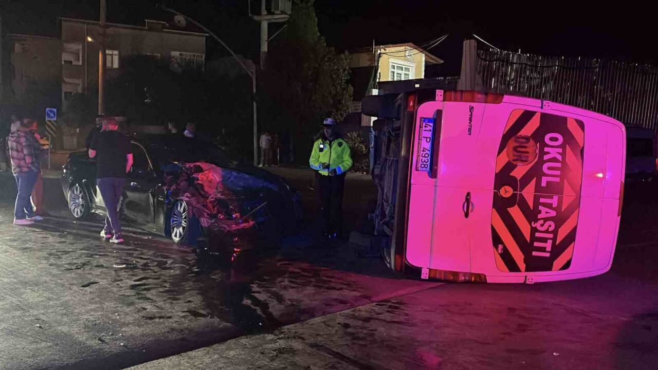 Kocaeli’nin Gebze ilçesinde otomobil ile çarpışan servis minibüsü devrilirken, sürücü