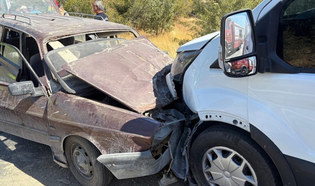 Manisa’nın Kula ilçesinde otomobil ile transit kafa kafaya çarpıştı. Çarpışmanın