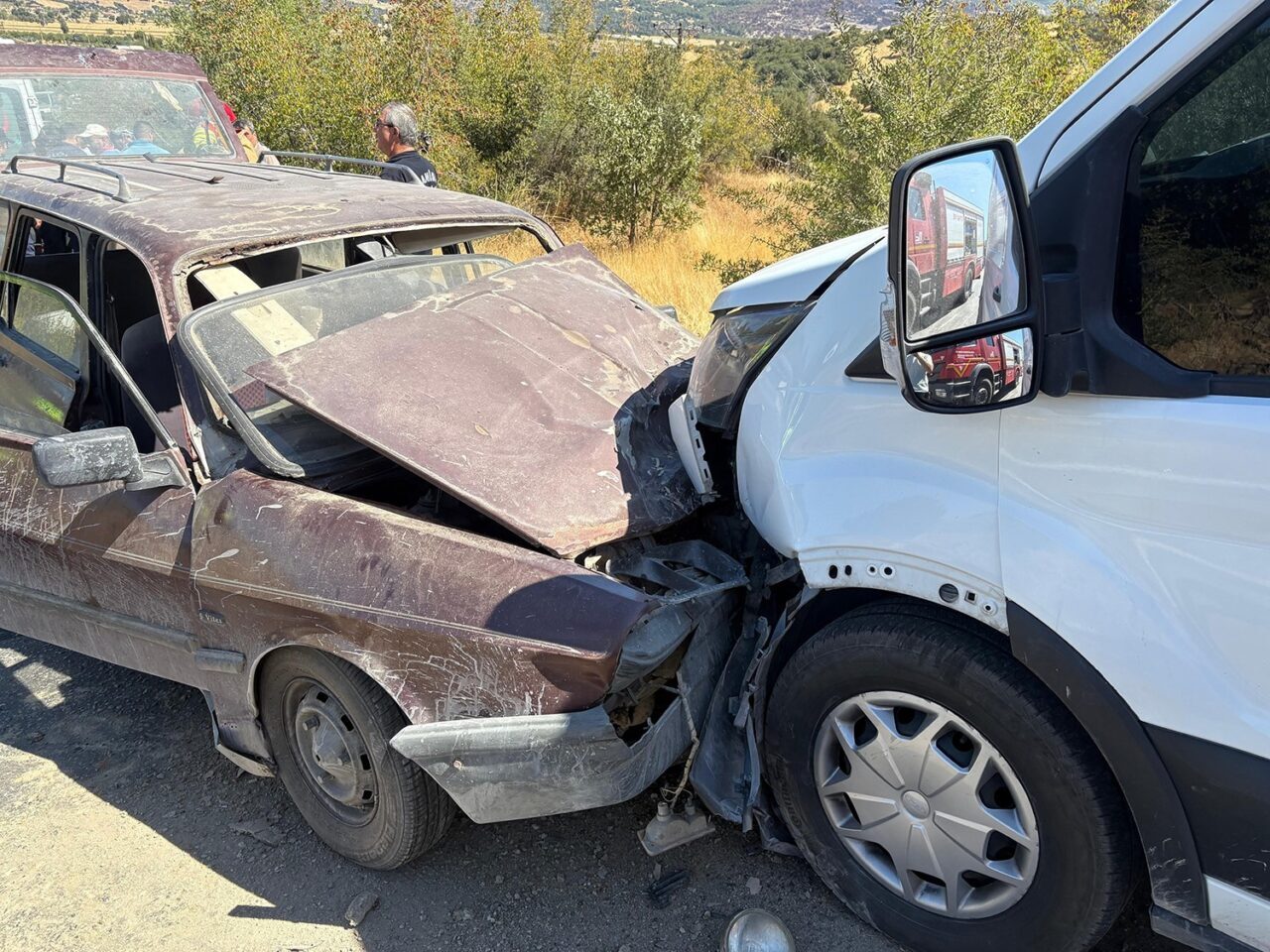 Manisa’nın Kula ilçesinde otomobil ile transit kafa kafaya çarpıştı. Çarpışmanın