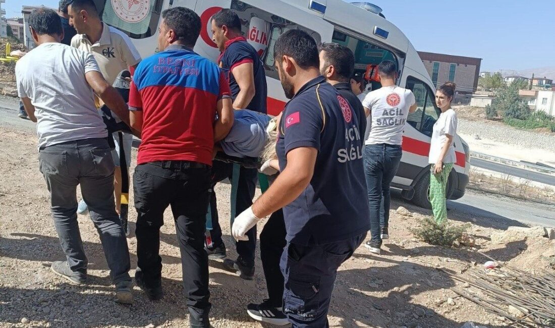 Adıyaman’ın Besni ilçesinde bir binanın inşaat boşluğuna düşen otomobilin sürücüsü