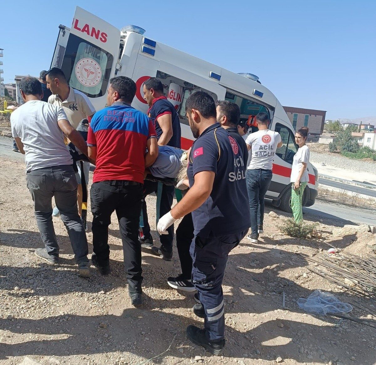 Adıyaman’ın Besni ilçesinde bir binanın inşaat boşluğuna düşen otomobilin sürücüsü