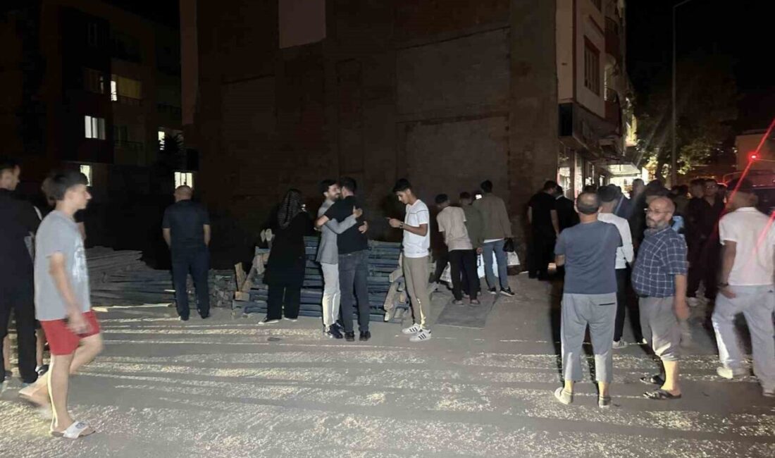 Adıyaman’da, inşaat temeline düşen otomobildeki 4 kişi yaralandı. Edinilen bilgilere