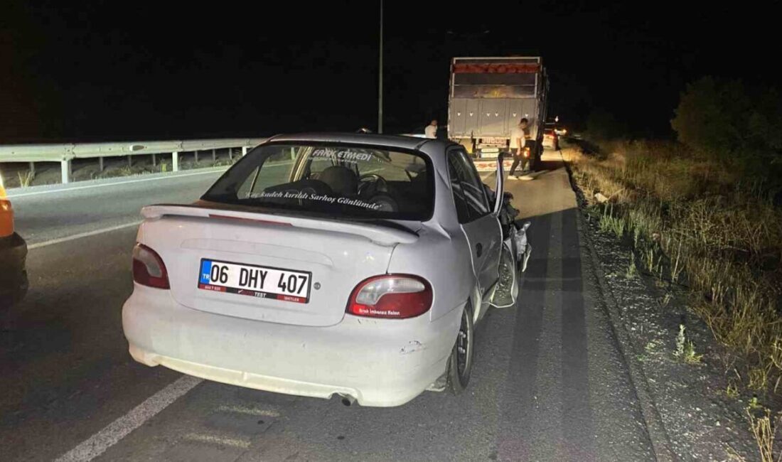 Çorum’da kamyona arkadan çarpan otomobil hurdaya dönerken, sürücüsü kazayı şans