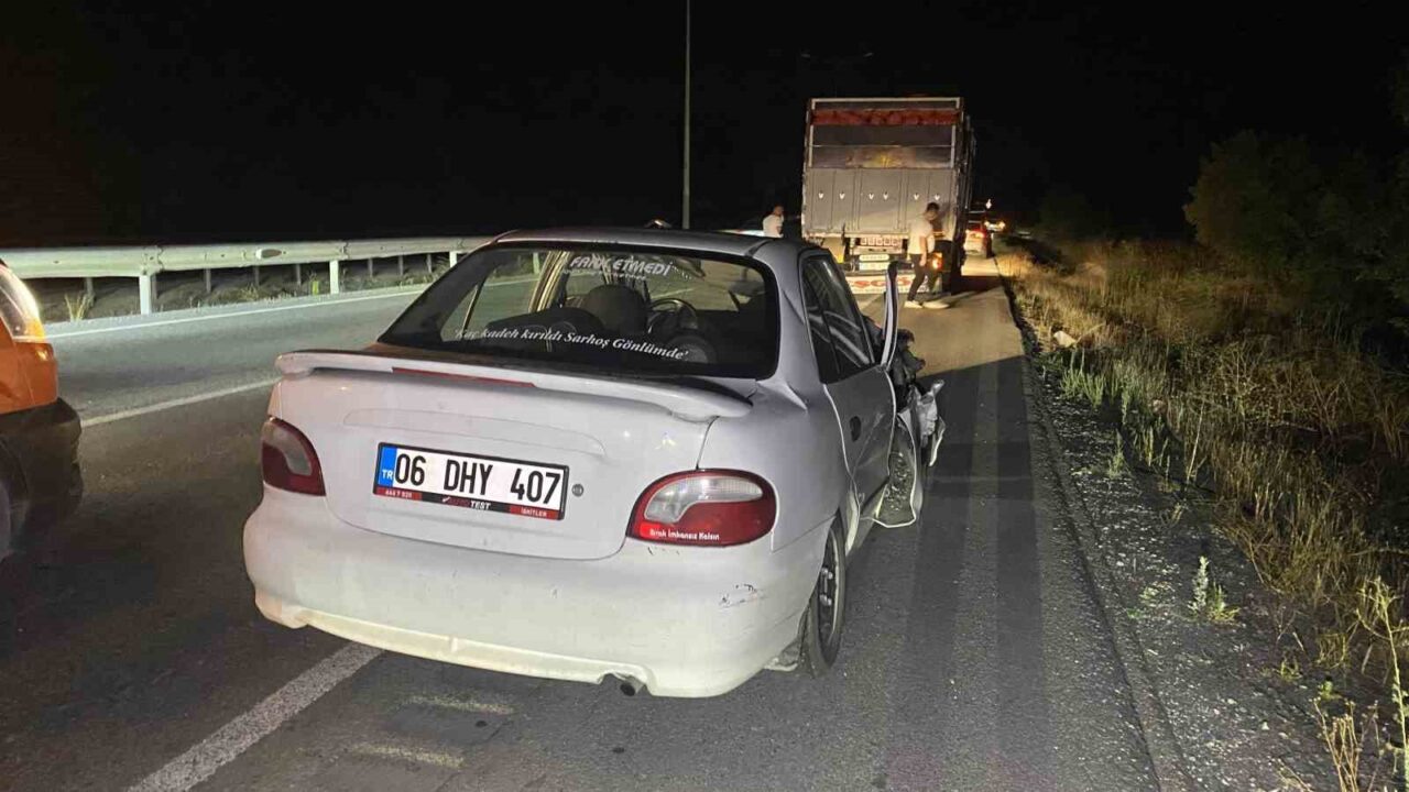 Çorum’da kamyona arkadan çarpan otomobil hurdaya dönerken, sürücüsü kazayı şans