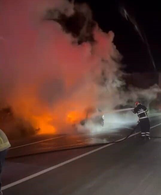 Bursa’nın İnegöl ilçesinde seyir halindeki otomobil cayır cayır yandı. Yangın,