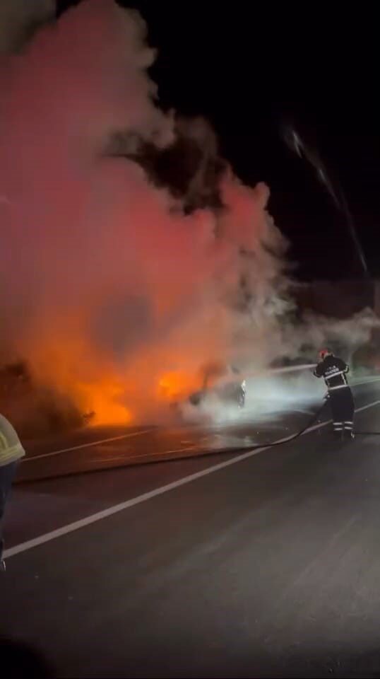 Bursa’nın İnegöl ilçesinde seyir halindeki otomobil cayır cayır yandı. Yangın,