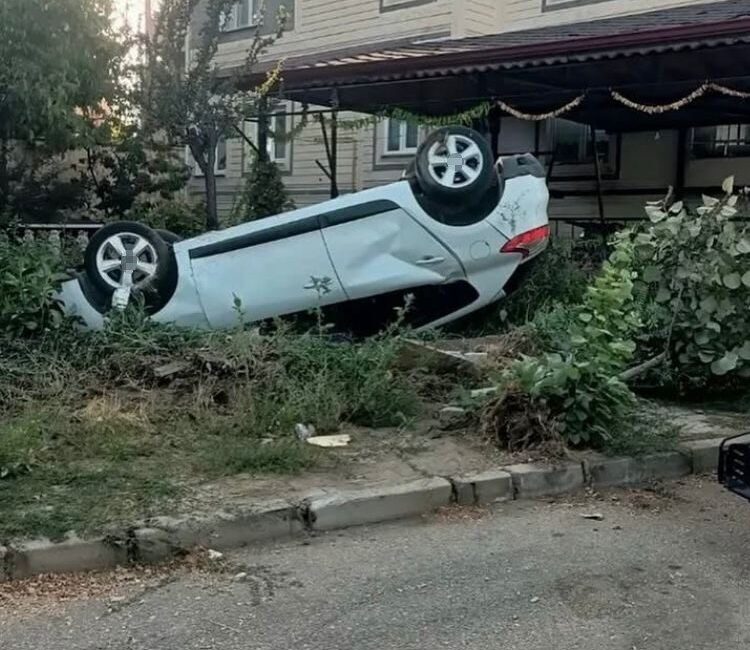 Isparta’da sürücünün direksiyon hakimiyetini kaybettiği otomobil, önce ATV’ye ardından park