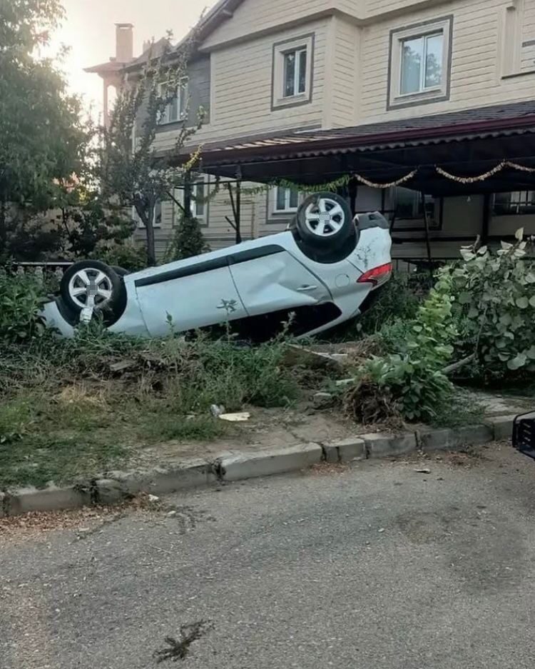 Isparta’da sürücünün direksiyon hakimiyetini kaybettiği otomobil, önce ATV’ye ardından park