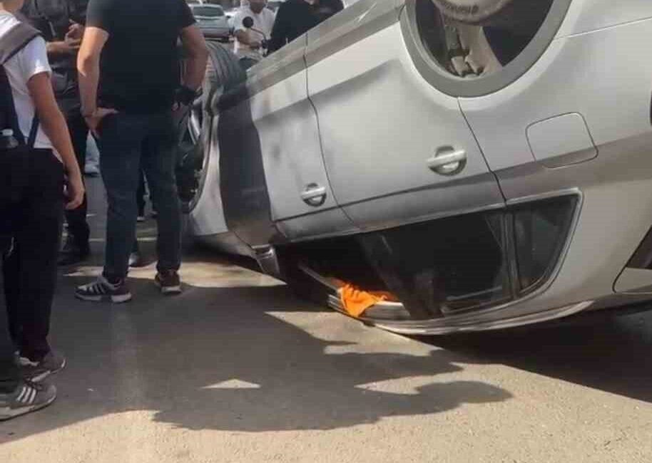 Diyarbakır’da seyir halindeki otomobil, park halindeki araca çarptıktan sonra takla