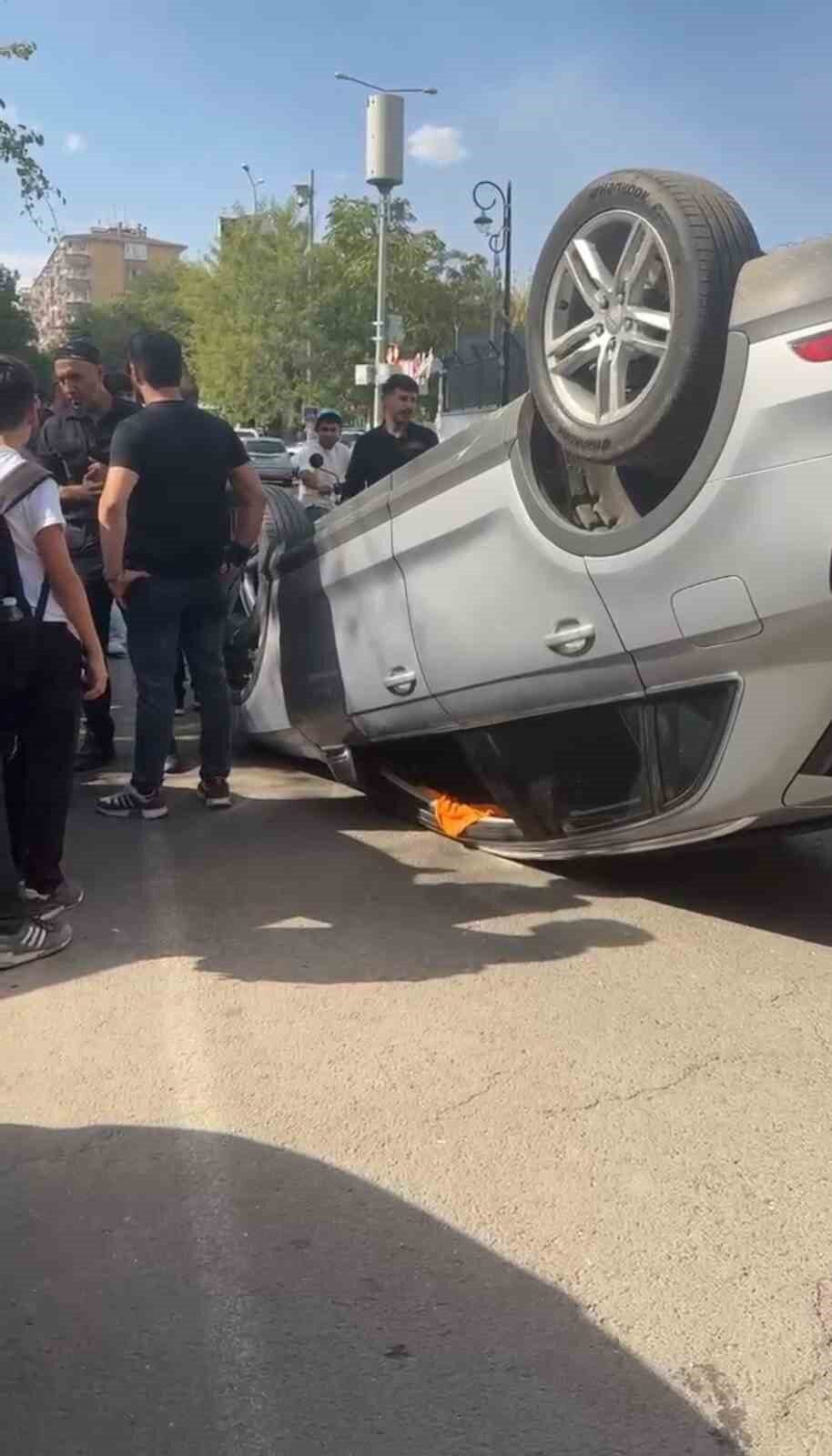 Diyarbakır’da seyir halindeki otomobil, park halindeki araca çarptıktan sonra takla