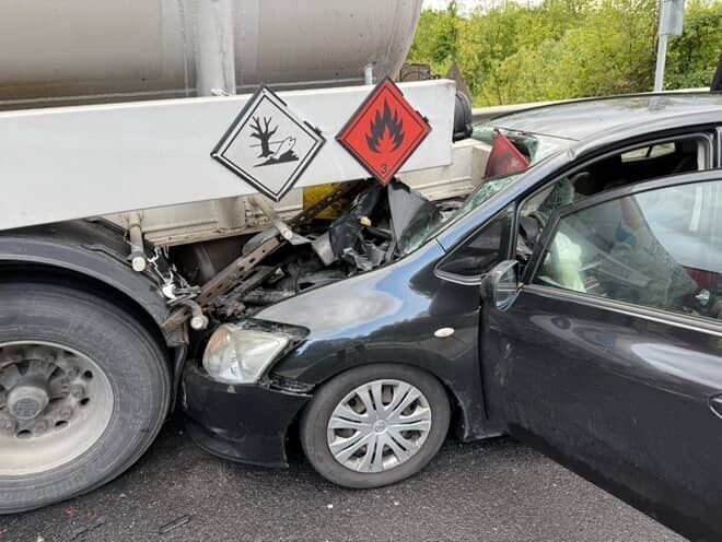 Düzce’de otomobilin tankere saplandığı kazada 1 kişi yaralandı. Kaza, Bolu