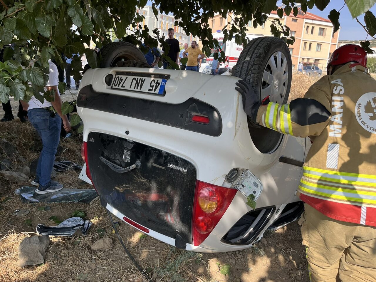 Manisa’nın Kula ilçesinde seyir halindeki otomobil sürücüsünün direksiyon hakimiyetini kaybetmesi