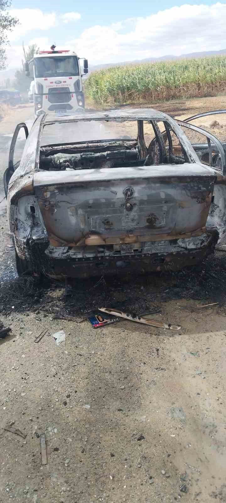 Afyonkarahisar’da meydana gelen olayda sürücü yanan aracında canını son anda