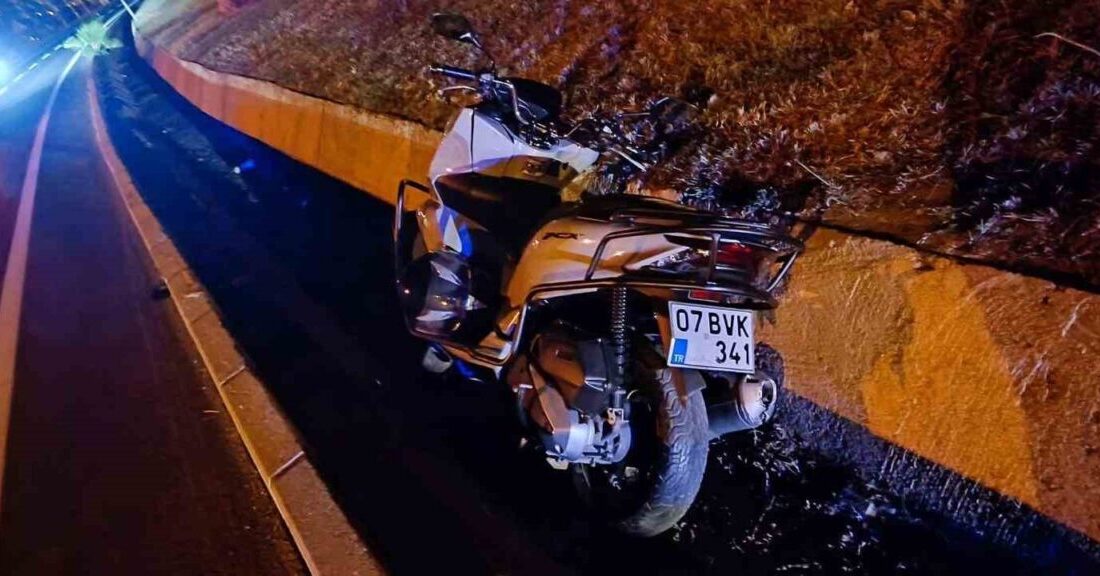 Antalya’nın Gazipaşa ilçesinde otomobilin yayaya yol vermek isteyen motosikletliye arkadan