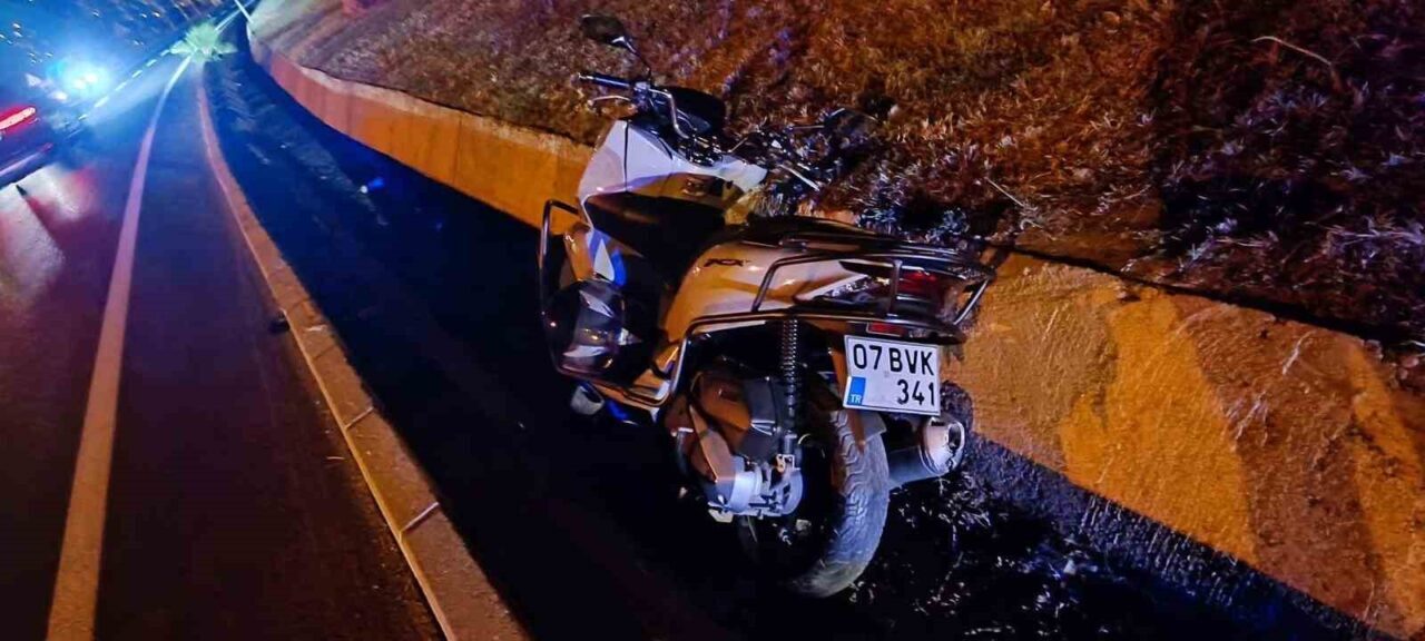 Antalya’nın Gazipaşa ilçesinde otomobilin yayaya yol vermek isteyen motosikletliye arkadan