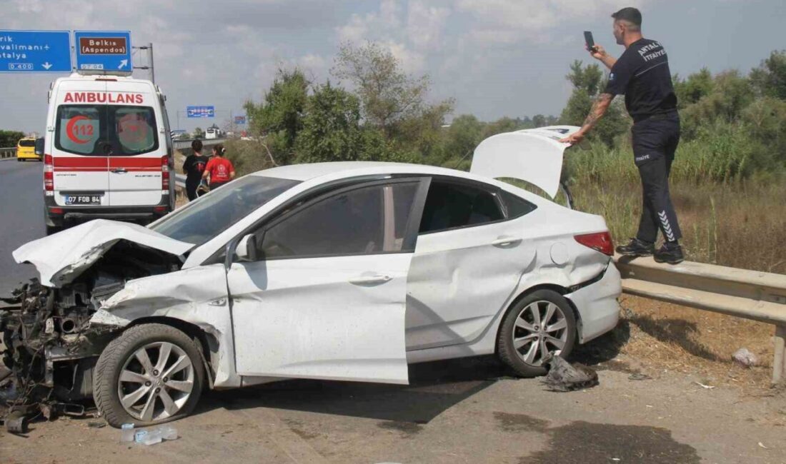 Antalya’nın Manavgat ilçesinde otomobilin yol kenarında bulunan bariyerlere çarpması sonucu