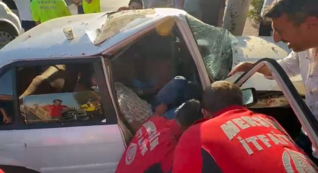Mersin’de kaldırıma çıkıp ağaca çarpan otomobildeki 2 kişi yaralandı. Araçta