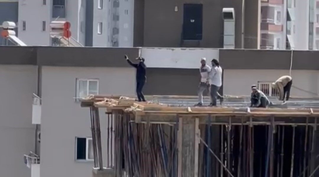 Adana’da bir inşaatın 10’uncu katında çalışan işçiler otomobilden gelen müzik