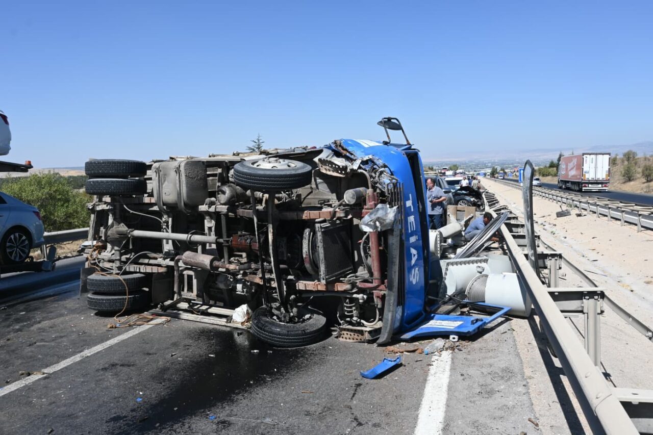 Eskişehir’de bir otomobilin çarpmasıyla önce tıra çarpan, sonra da yan