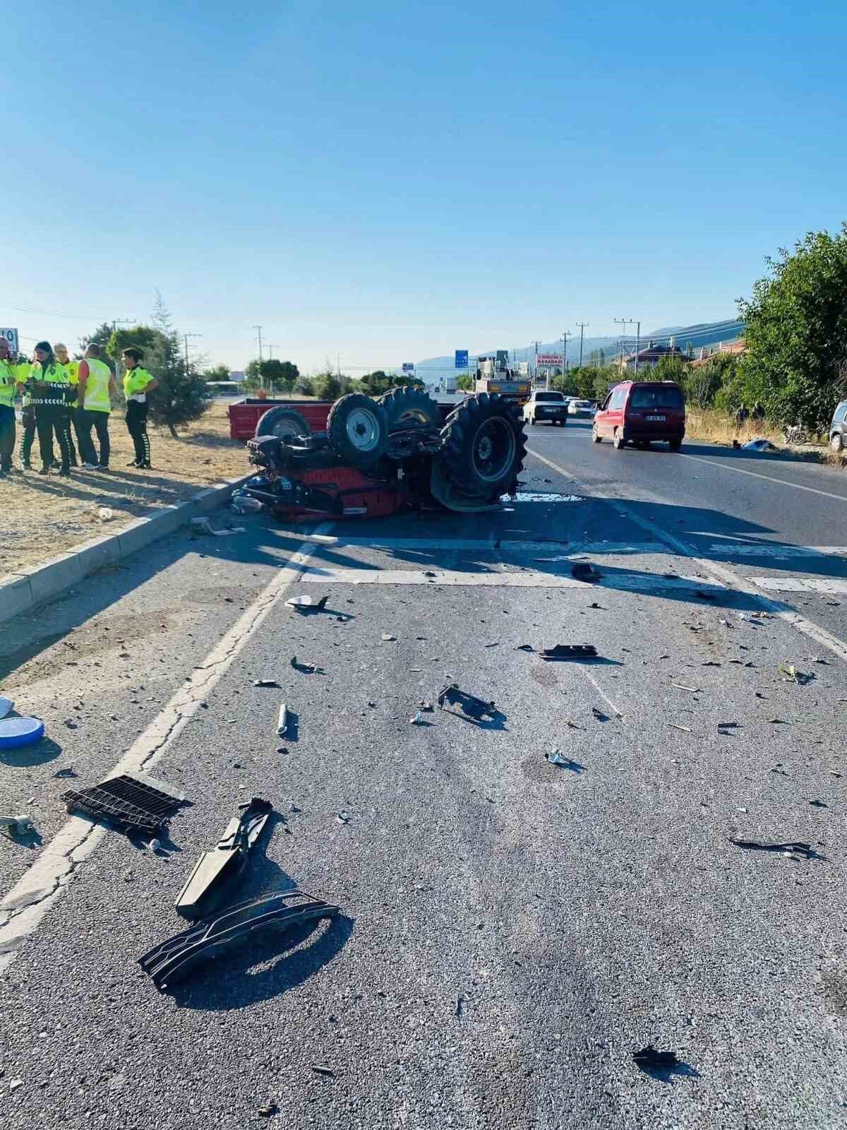 Afyonkarahisar’da otomobilin çarpması sonucu devrilen traktör sürücüsü olay yerinde hayatını