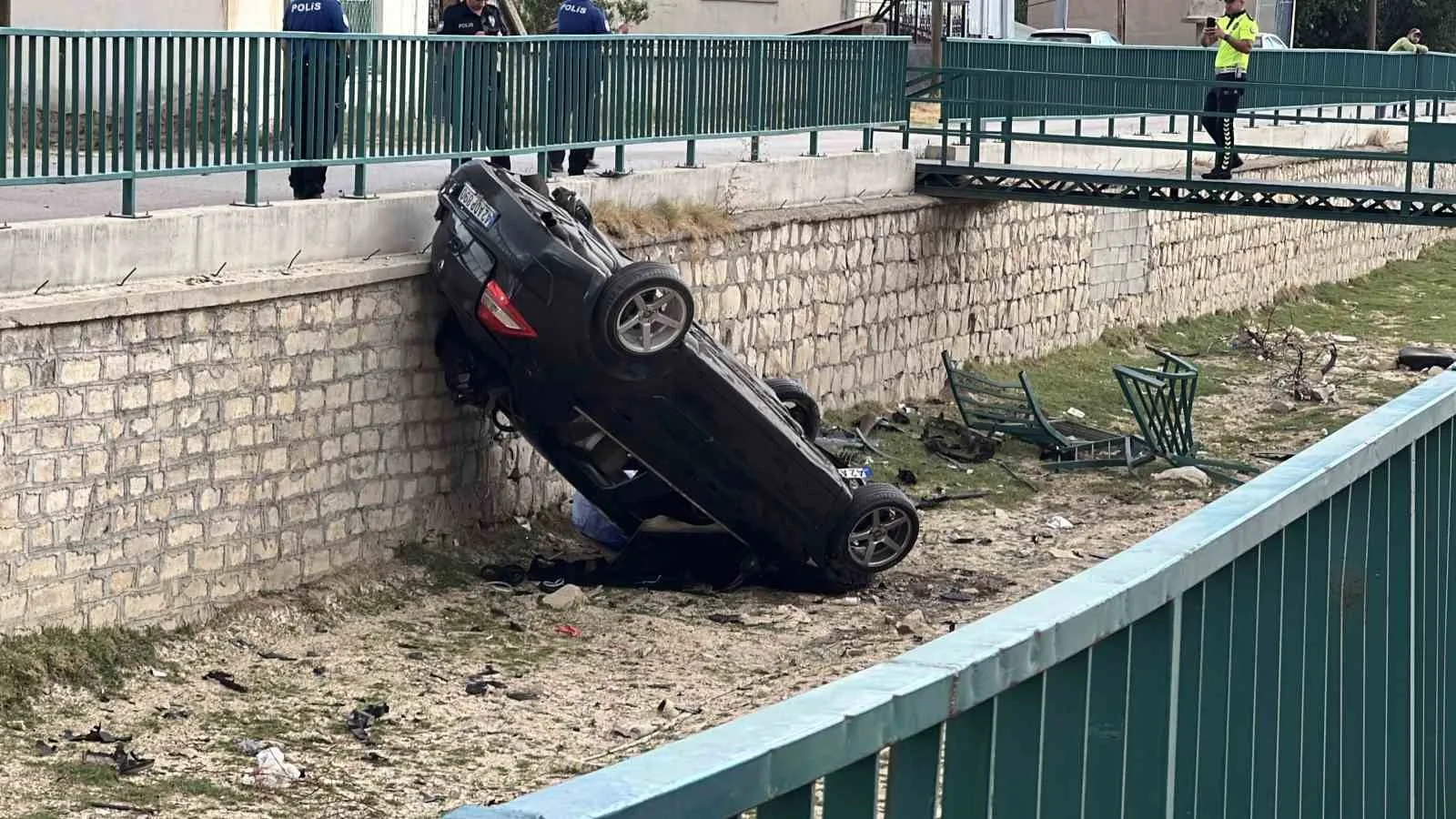 Konya’da sürücüsünün direksiyon hakimiyetini kaybettiği otomobil kanala uçtu. Saniye saniye