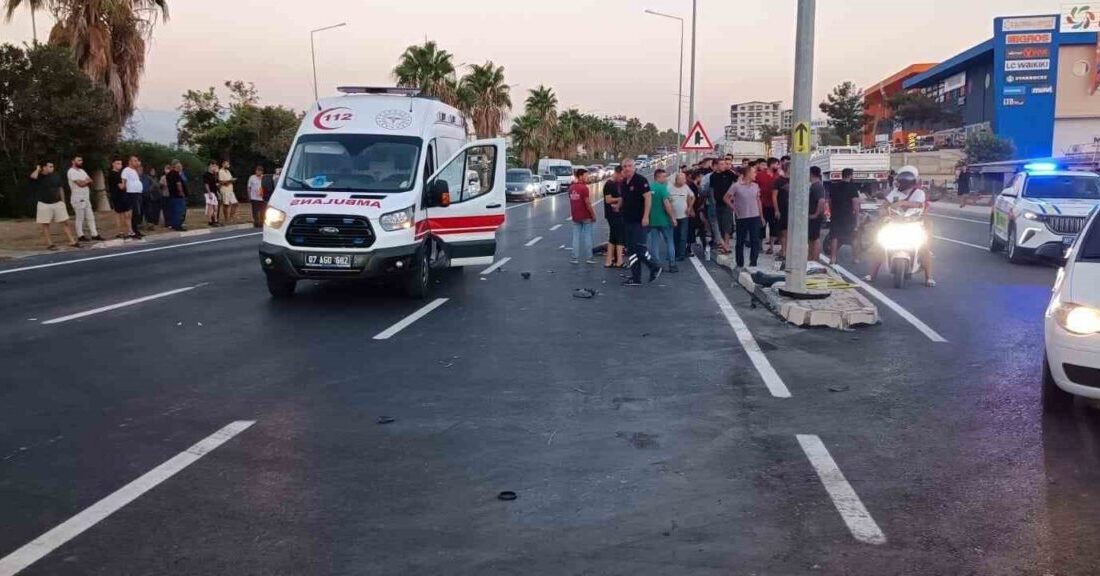 Antalya’nın Gazipaşa ilçesinde yol çalışması nedeniyle trafiğin tek şeritten sağlandığı