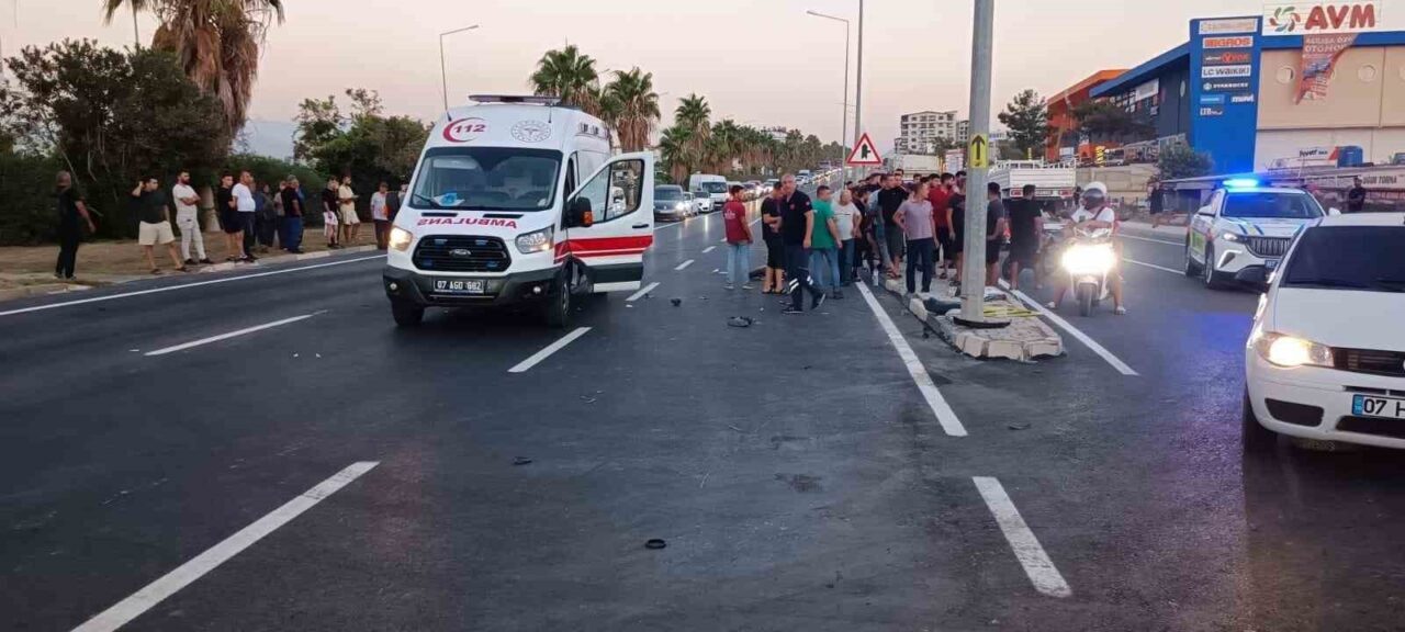 Antalya’nın Gazipaşa ilçesinde yol çalışması nedeniyle trafiğin tek şeritten sağlandığı