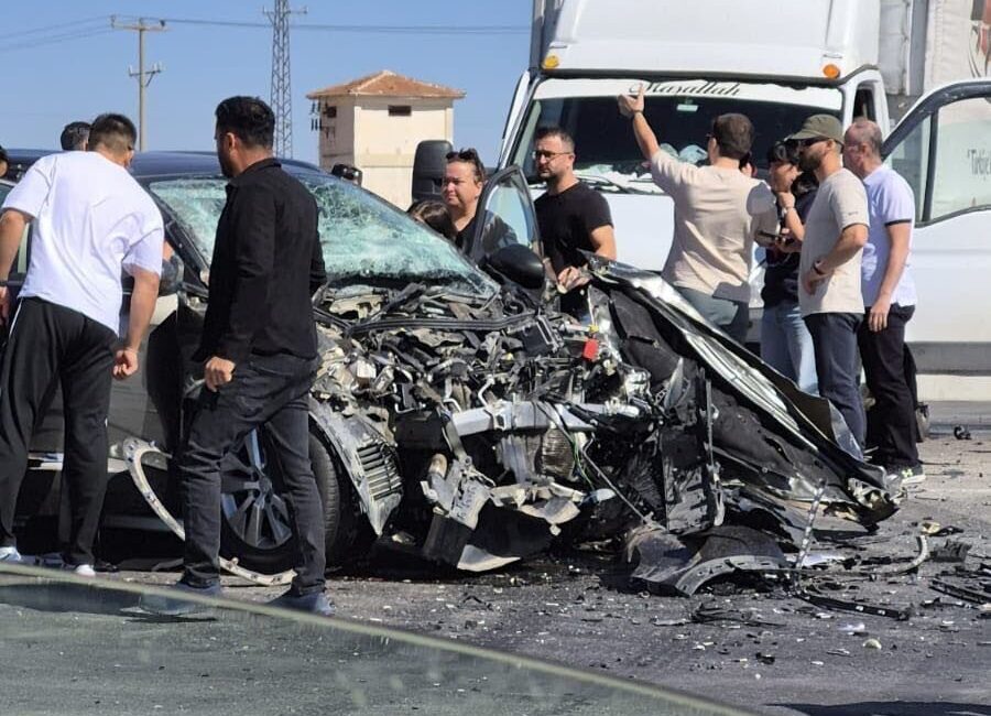 Eskişehir-Ankara kara yolunda kamyonet ile otomobilin çarpışması sonucunda meydana gelen