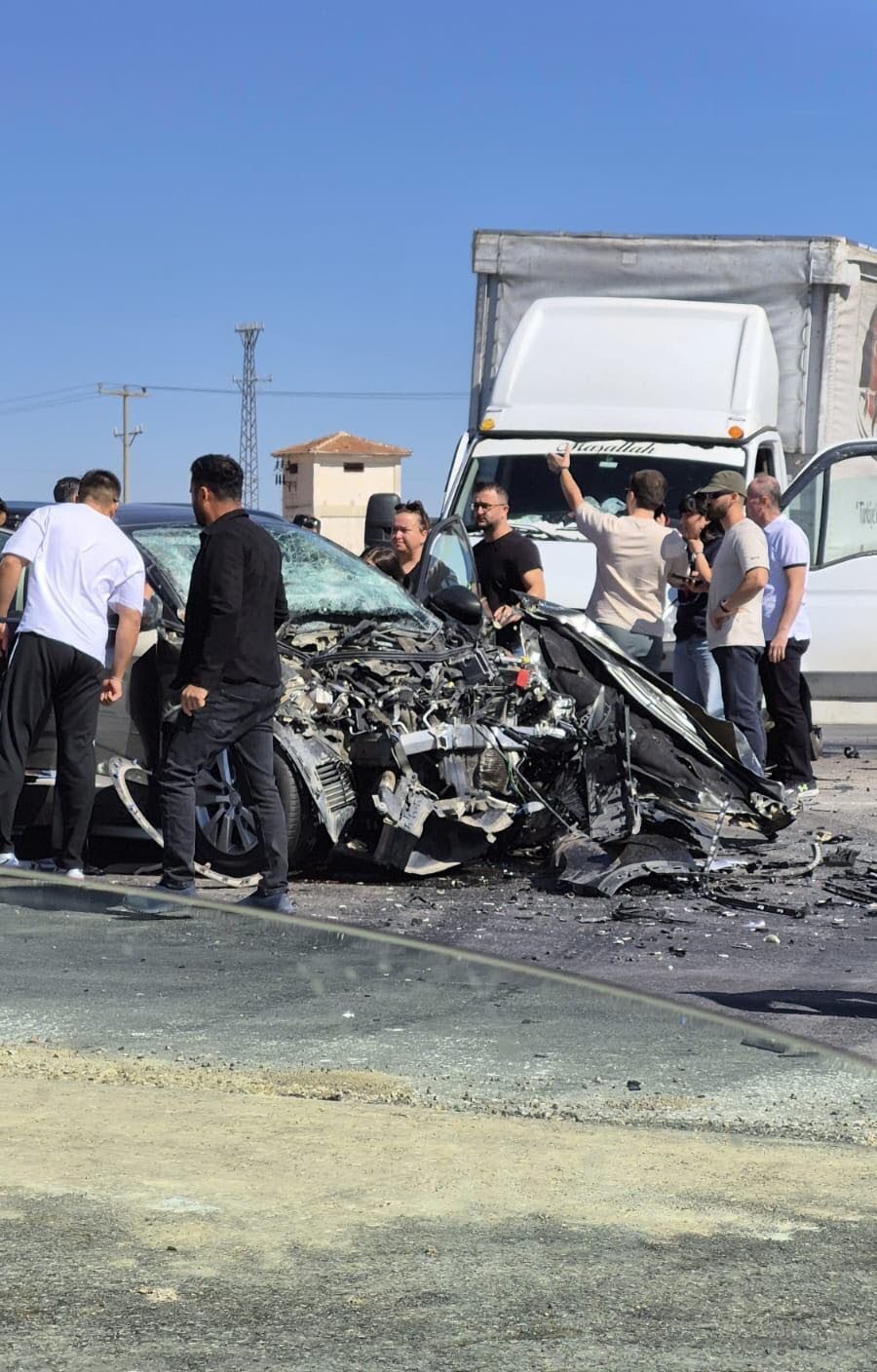 Eskişehir-Ankara kara yolunda kamyonet ile otomobilin çarpışması sonucunda meydana gelen