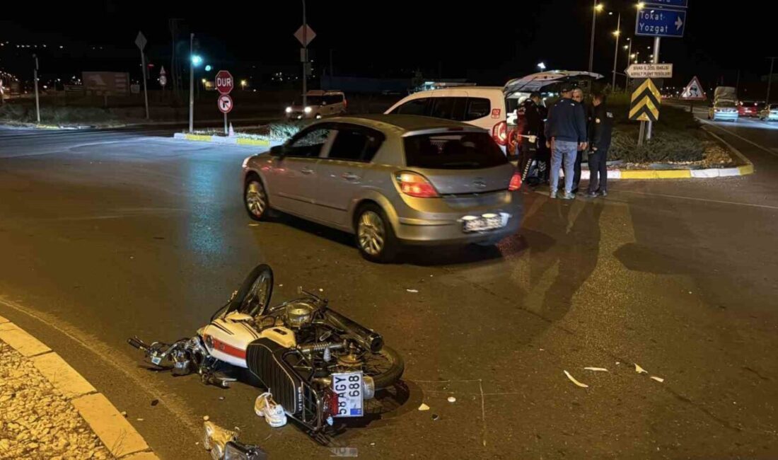 Sivas’ta motosikletle otomobilin çarpıştığı kazada motosiklet sürücüsü ağır yaralandı. Edinilen