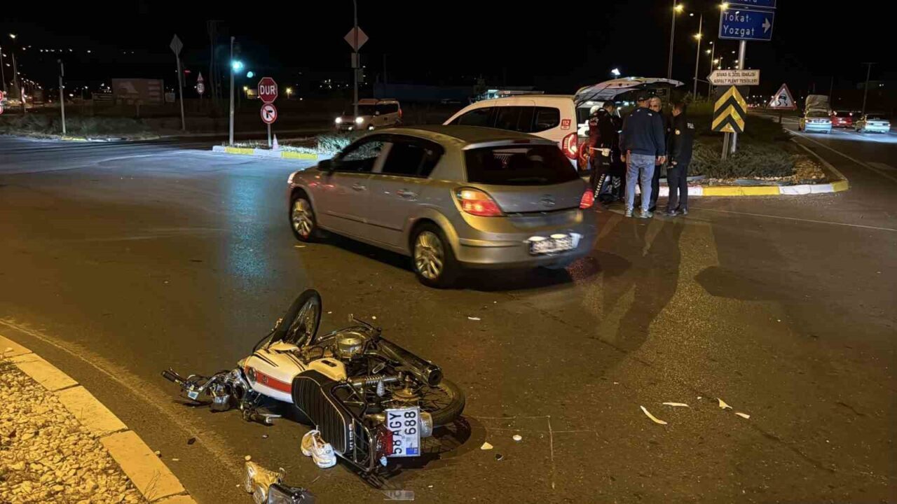 Sivas’ta motosikletle otomobilin çarpıştığı kazada motosiklet sürücüsü ağır yaralandı. Edinilen