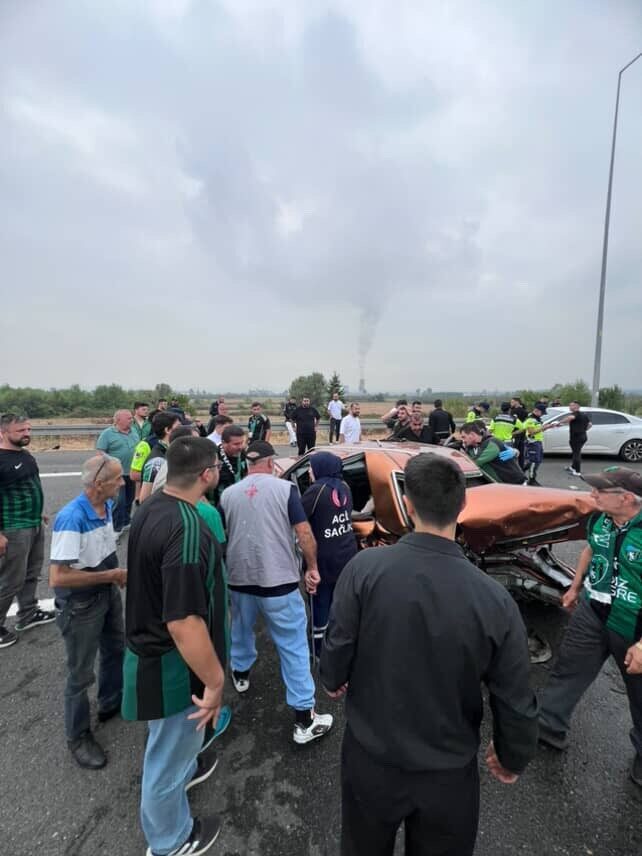 Kuzey Marmara Otoyolu Sakarya geçişinde aynı istikametteki iki otomobilin çarpışması