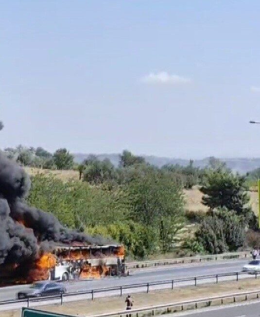 Mersin’in Tarsus ilçesinde yolcuları tahliye edilen otobüs alev alev yandı.
