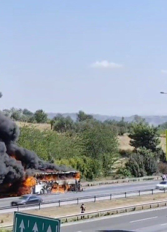 Mersin’in Tarsus ilçesinde yolcuları tahliye edilen otobüs alev alev yandı.